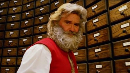Курт Рассел предстал в образе Санта-Клауса